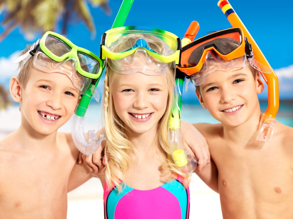 Tres niños listos para hacer snorkel