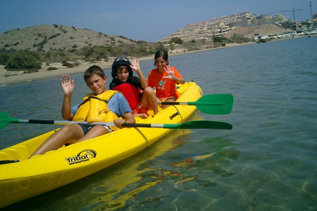 Actividad con niños haciendo kayak en el Mar Menor