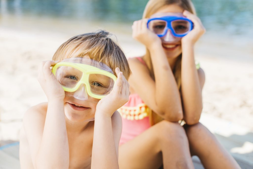 madre e hijo listos para hacer snorkel