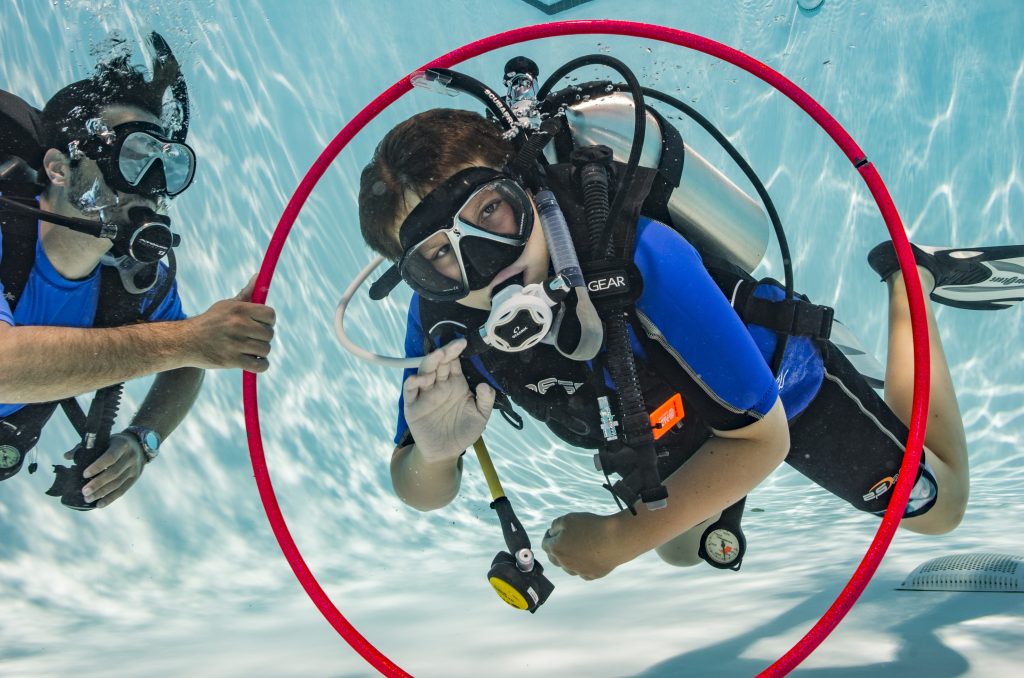 Actividad para niños de buceo en piscina